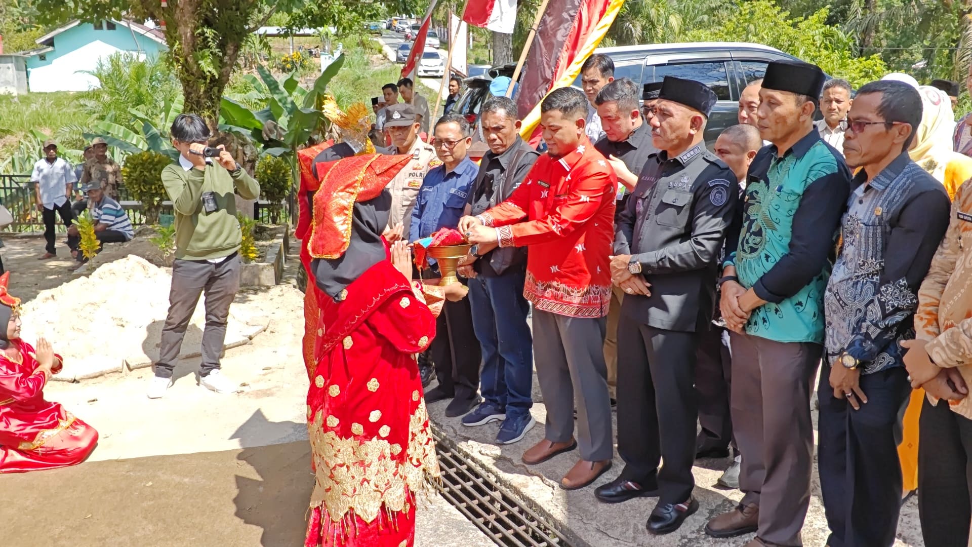 bupati-syafni-sikumbang-hadiri-temu-ramah-di-rimbo-data-penyerahan-bantuan-sampan-nelayan-dan-santunan-bpjs-ketenagakerjaan