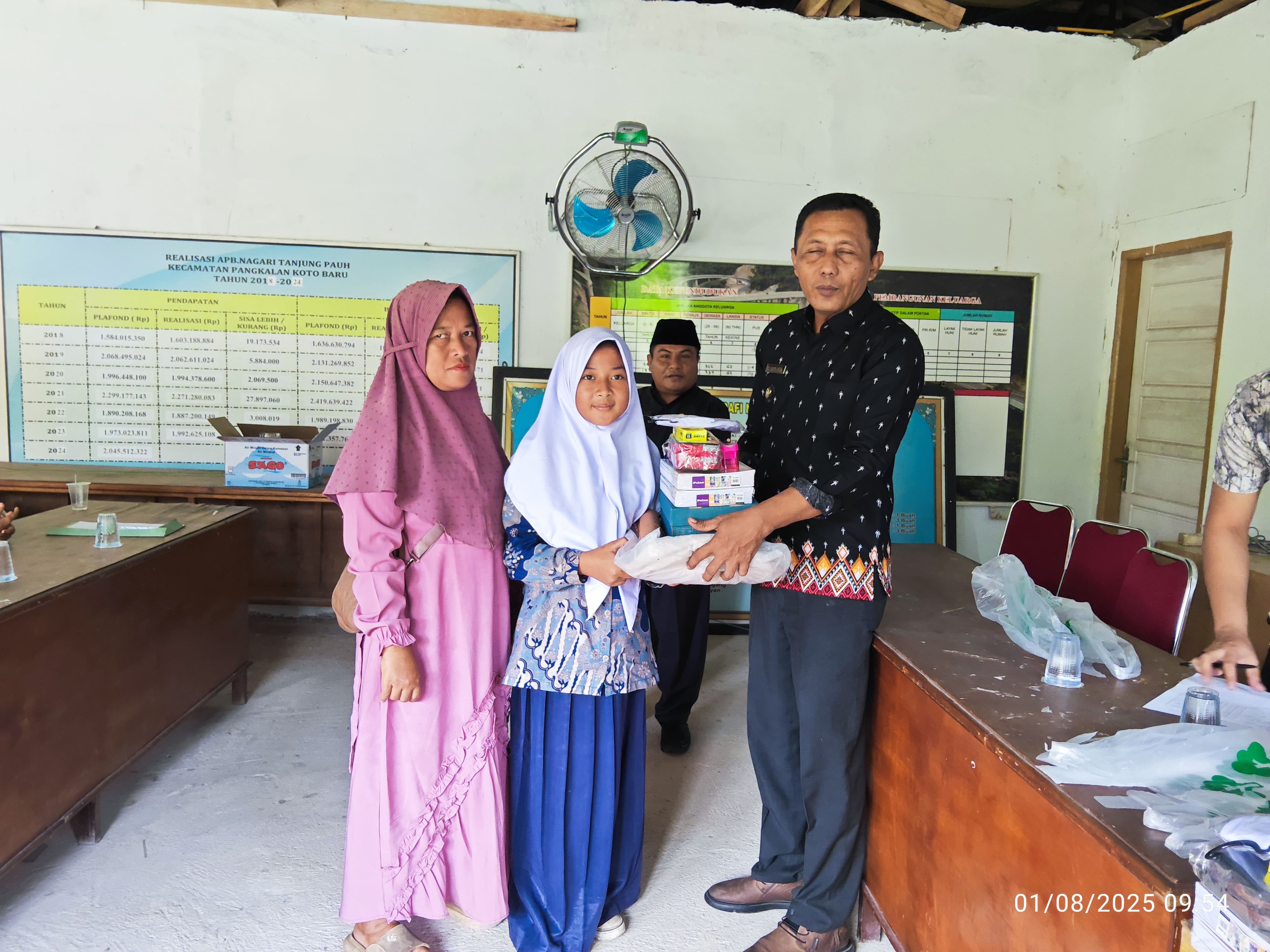 pemerintah-nagari-tanjung-pauh-salurkan-bantuan-untuk-siswa-kurang-mampu-yang-berasal-dari-3-dana-desa