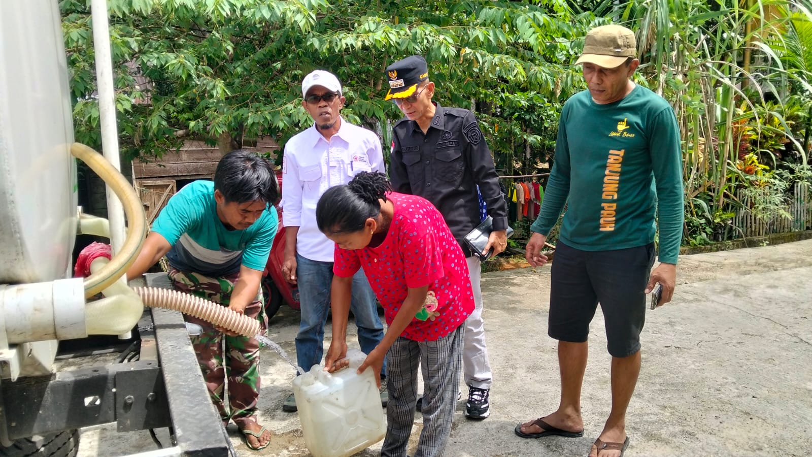 pmi-bantu-krisis-air-bersih-di-nagari-tanjung-pauh-dengan-menurunkan-truk-tangki-air