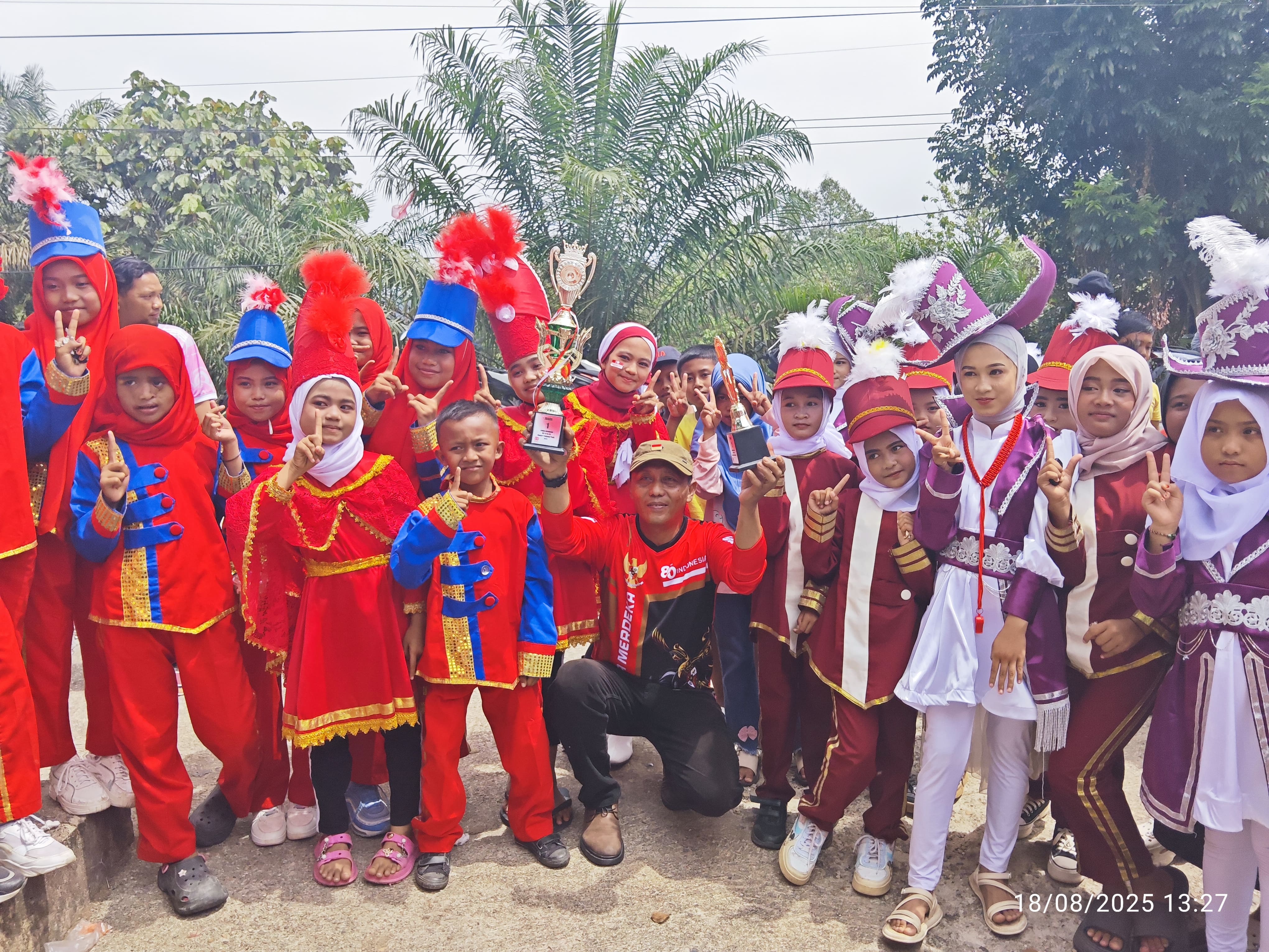 semarak-hut-ri-ke-80-di-nagari-tanjung-pauh-dimeriahkan-lomba-drumband-kostum-unik-dan-panjat-batang-pinang